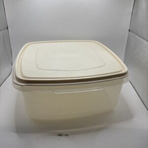 Rubbermaid Servin Saver #4 Storage Container Square Almond Lid 19 Cups USA
